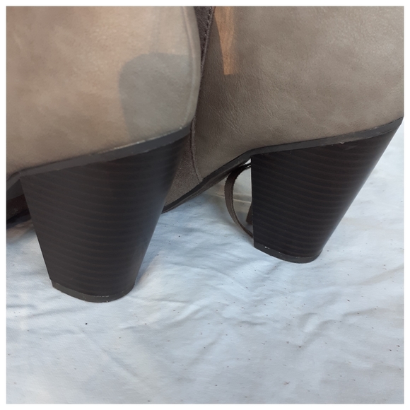 🔥2/$15🔥👢Women's Y. not gray ankle boot - Picture 8 of 10